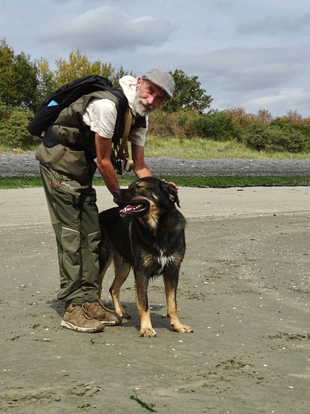 Roland samen met een hond tijdens een persoonlijk buitenmoment
